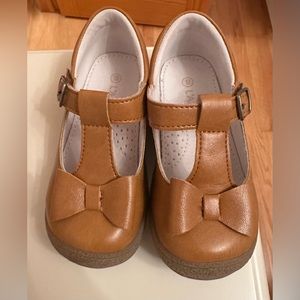 L’amour tan/gold flats